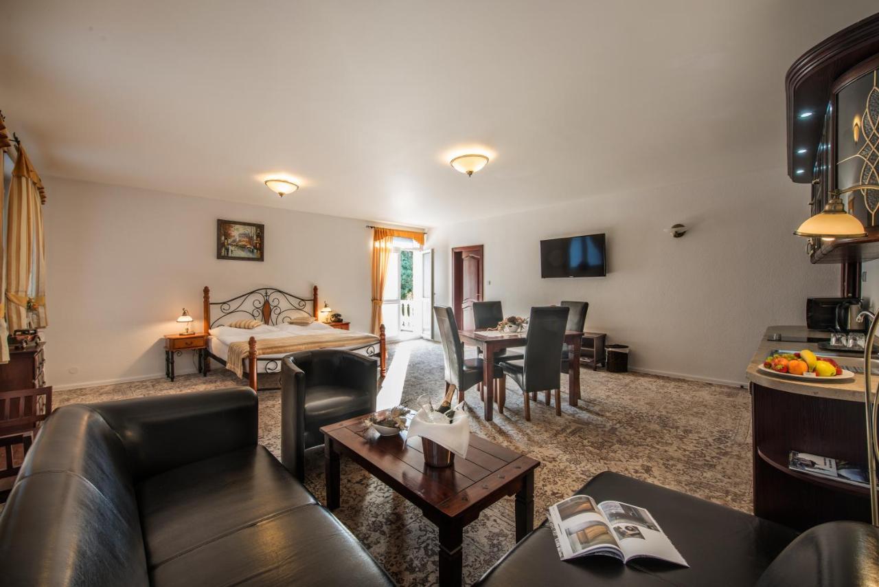 Svatojansky Kastiel Hotel Liptovsky Jan Ngoại thất bức ảnh