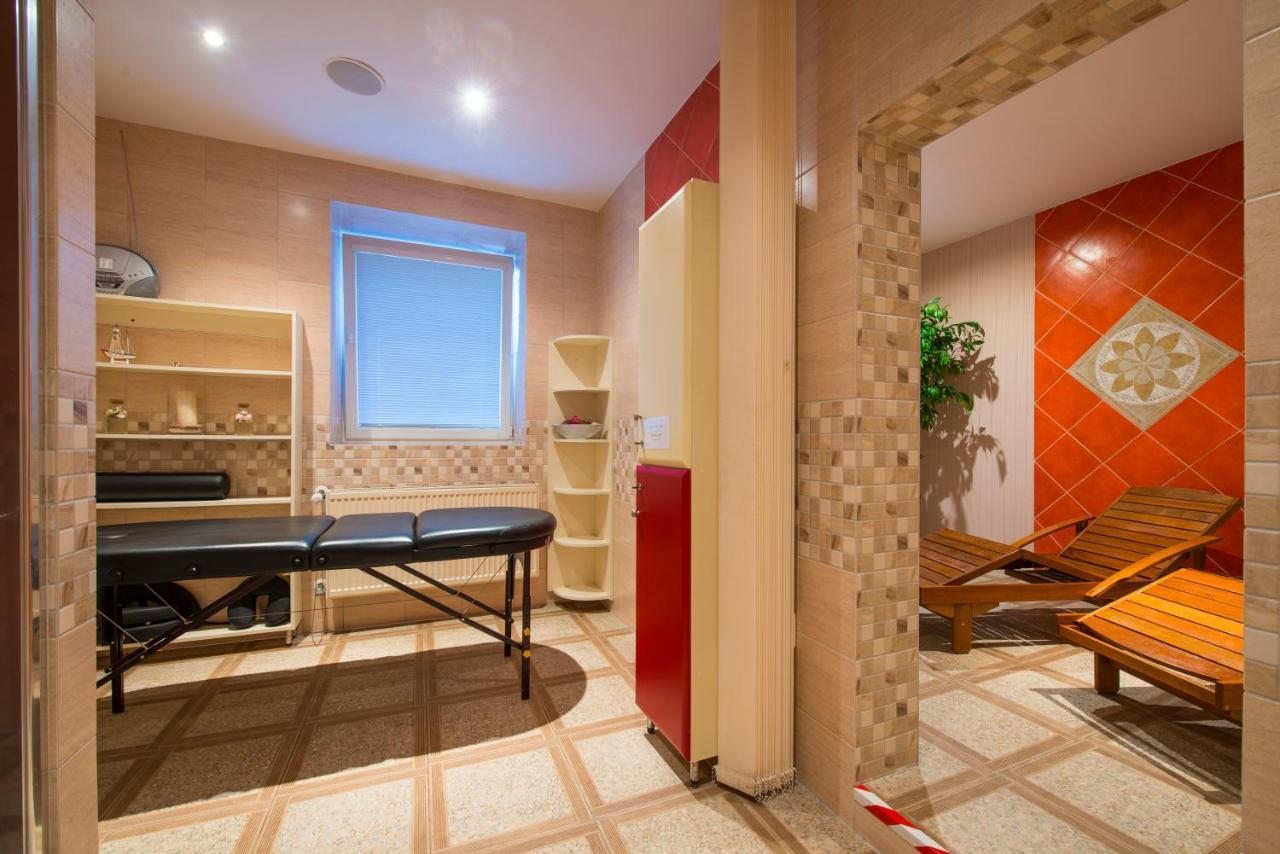 Svatojansky Kastiel Hotel Liptovsky Jan Ngoại thất bức ảnh